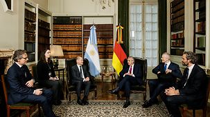 Federal Chancellor Scholz and President Alberto Ángel Fernández of Argentina in conversation.