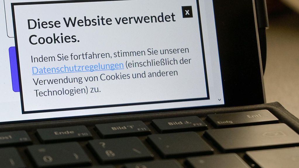 Computerbildschirm mit Text "Diese Website verwendet Cookies."