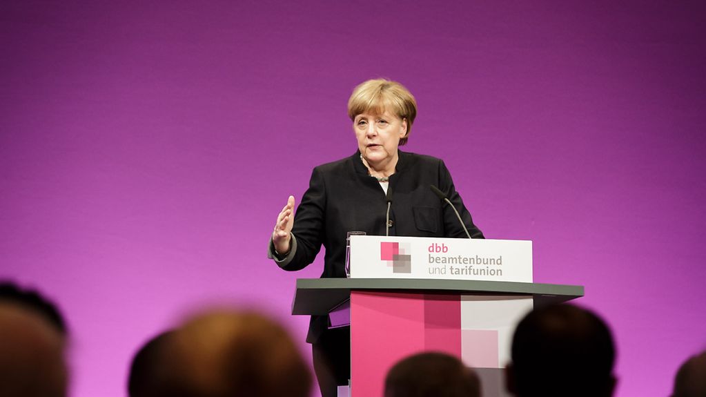 Bundeskanzlerin Angela Merkel spricht auf der Jahrestagung des DBB Beamtenbundes und Tarifunion.
