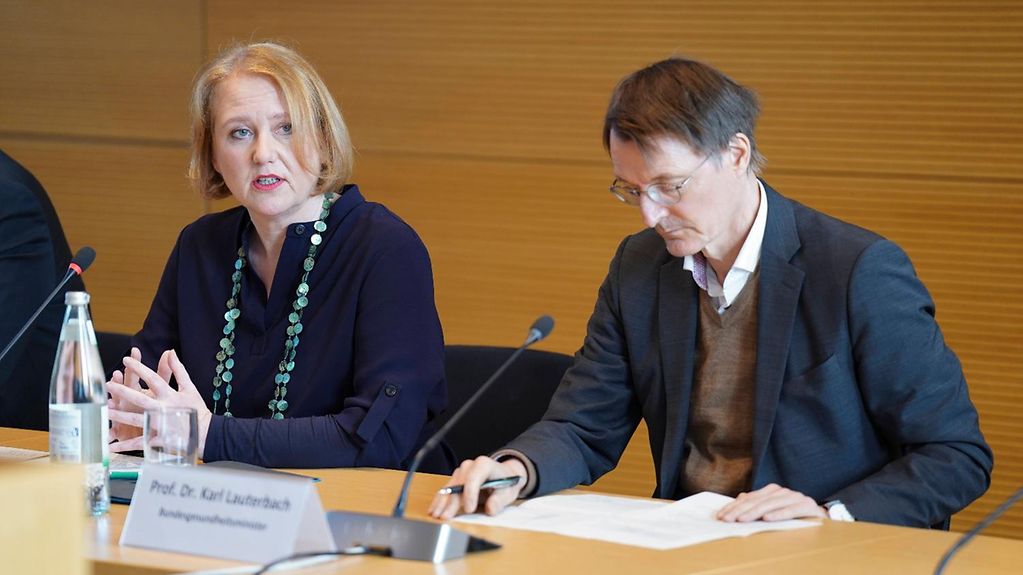 Bundesjugendministerin Lisa Paus und Bundesgesundheitsminister Karl Lauterbach geben eine Pressekonferenz