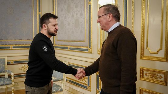 Verteidigungsminister Pistorius wird im Präsidentenpalast in Kiew vom ukrainischen Präsidenten Selensky empfangen.