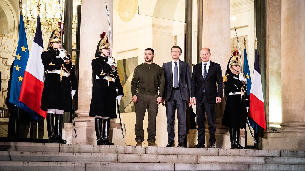 Les présidents Zelensky et Macron au côté du chancelier Scholz au Palais de l’Élysée