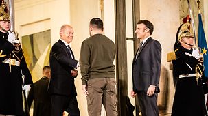 Bundeskanzler Olaf Scholz und Emmanuel Macron, Frankreichs Präsident, begrüßen Wolodymyr Selensky, ukrainischer Präsident.