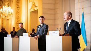 Bundeskanzler Olaf Scholz spricht bei gemeinsamer PK neben Emmanuel Macron, Frankreichs Präsident, und Wolodymyr Selensky, ukrainischer Präsident.