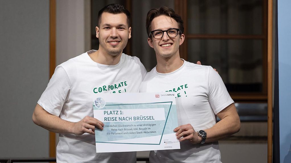 Zwei junge Männer, die zum Siegerteam "CorporateCare" des Hochschulwettbewerbs "Digital Future Challenge" gehören. 