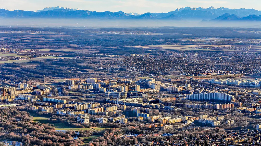 Luftbild von Neuperlach vor den Alpen