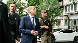 Bundeskanzler Olaf Scholz bei einem Rundgang im zerstörten Stadtzentrum.