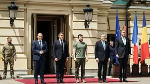 Bundeskanzler Olaf Scholz (l.) und Wolodymyr Selensky, Präsident der Ukraine (3.v.l.), vor dem Marienpalast (2.v.l. Emmanuel Macron, Präsident Frankreichs; r. Klaus Johannis, Präsident Rumäniens; 2.v.r. Mario Draghi, Ministerpräsident Italiens