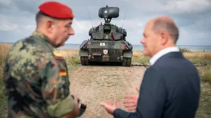 Bundeskanzler Olaf Scholz im Gespräch mit Generalleutnant Carsten Breuer während einer Vorführung eines „Gepard“ auf dem Truppenübungsplatz Putlos.