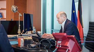 Bundeskanzler Olaf Scholz bei einem Telefonat mit Wladimir Putin, Präsident Russlands, im Bundeskanzleramt (Arbeitszimmer).