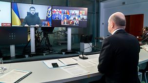 Bundeskanzler Olaf Scholz bei einer Videokonferenz mit Wolodymyr Selensky, Präsident der Ukraine und den G7-Staats- und Regierungschefs im Bundeskanzleramt.