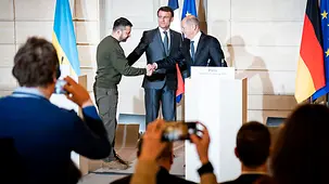Bundeskanzler Olaf Scholz (r.) mit Emmanuel Macron und Wolodymyr Selenskyj am Rande einer gemeinsamen Pressekonferenz, im Elysée-Palast.