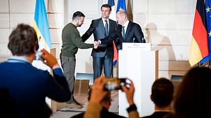 Bundeskanzler Olaf Scholz (r.) mit Emmanuel Macron und Wolodymyr Selenskyj am Rande einer gemeinsamen Pressekonferenz, im Elysée-Palast.