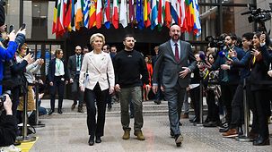 Ursula von der Leyen, Präsidentin der Europäischen Kommission, Wolodymyr Selensky, ukrainischer Präsident, und Charles Michel, Präsident des Europäischen Rates gehen nebeneinander.