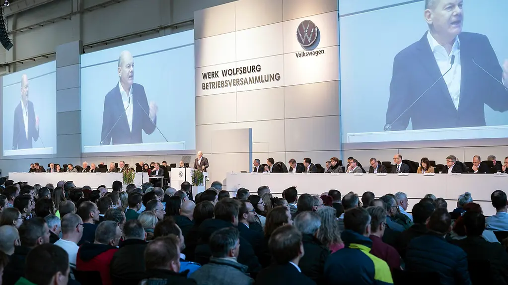 Bundeskanzler Olaf Scholz spricht auf der VW-Betriebsversammlung.