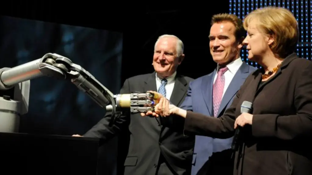 Arnold Schwarzenegger et Angela Merkel en compagnie d'un robot parlant