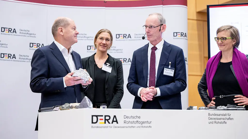 Bundeskanzler Scholz bei seinem Besuch der Bundesanstalt für Geowissenschaften und Rohstoffe.