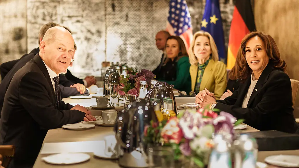 Le chancelier fédéral Olaf Scholz en compagnie de la vice-présidente américaine Kamala Harris