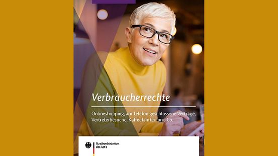 Titelmotiv Broschüre Verbraucherrechte: Frau mit kurzem blondem Haar und Brille mit Handy.