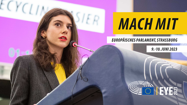 European Youth Event (EYE2023) des Europäischen Parlaments - Frau steht am Podium vor Mikrofon