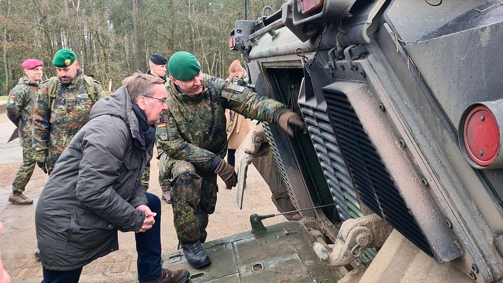 Verteidigungsminister Pistorius bei seinem Besuch bei der Ausbildung ukrainischer Soldaten am Kampf- und Schützenpanzer