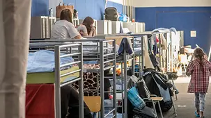 Flüchtlingsunterkunft mit Stockbetten.