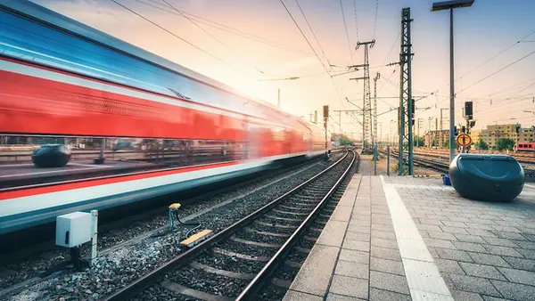 Ein Intercity fährt am Bahnsteig vorbei. 