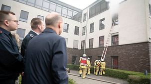 Bundeskanzler Olaf Scholz besucht die Freiwillige Feuerwehr Duisburg.