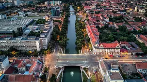Luftaufnahme von Timisoara mit Blick auf den Fluss Bega und die Ștefan cel Mare - Brücke.
