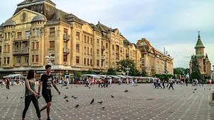 Junge Menschen flanieren auf dem Siegesplatz, im Hintergrund die Orthodoxe Kathedrale.