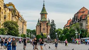 Menschen genießen auf dem Siegesplatz die Gärten vor der malerischen Orthodoxen Kathedrale.