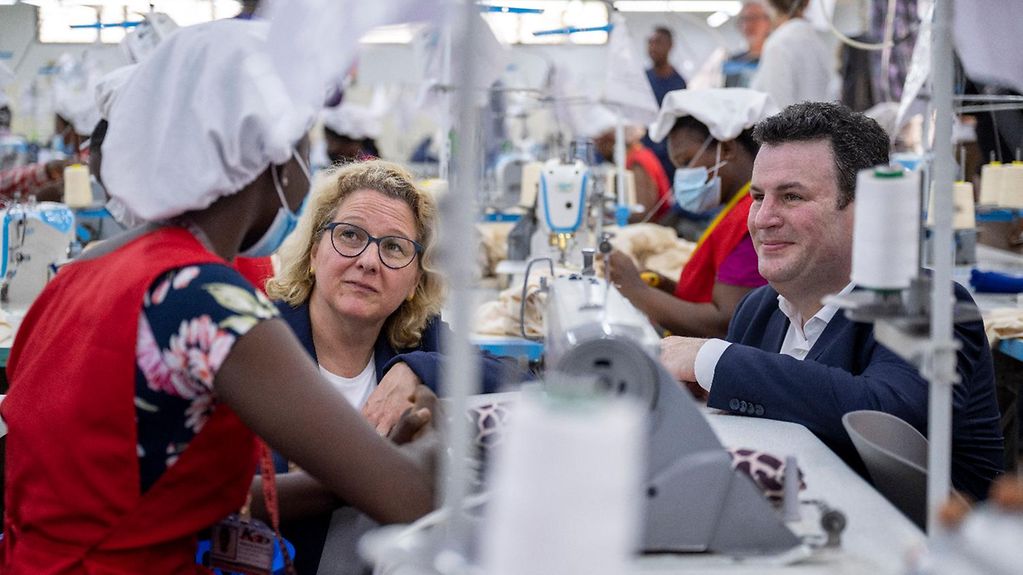 Svenja Schulze und Hubertus Heil bei ihrem Besuch in einer Textilfabrik in Accra. (Weitere Beschreibung unterhalb des Bildes ausklappbar als "ausführliche Beschreibung")