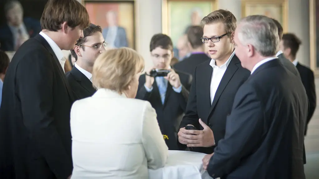 Merkel im Gespräch mit Preisträgern aus Bamberg.