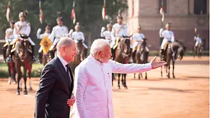 Bundeskanzler Scholz mit dem indischen Premierminister Modi vor einer berittenen militärischen Formation.