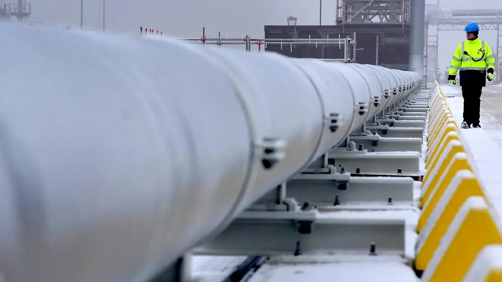 Ein Arbeiter geht an einer Gasleitung am LNG-Terminal in Wilhelmshaven vorbei.