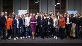 Gruppenfoto der Finalisten des Wettbewerbs "Digital Future Challenge" mit Bundesministerin Lemke.