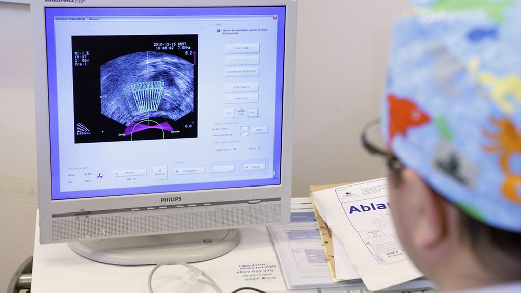 Arzt schaut auf Computerbildschirm, der Prostatauntersuchung abbildet.