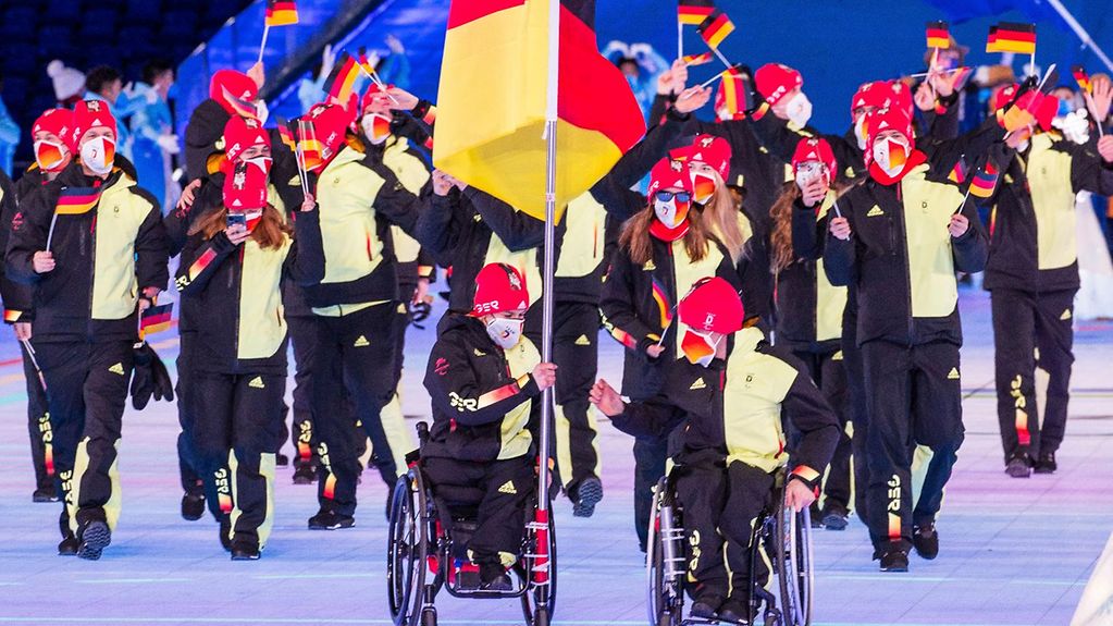 Die deutsche Mannschaft zieht bei der Eröffnungsfeier der Paralympics in Peking 2022 ins Olympiastadion ein.