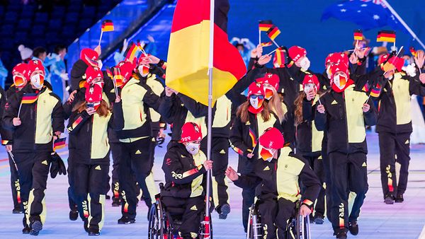 Paralympics: Eröffnungsfeier im Olympiastadion «Vogelnest». Die Mannschaft aus Deutschland mit den Fahnenträgern