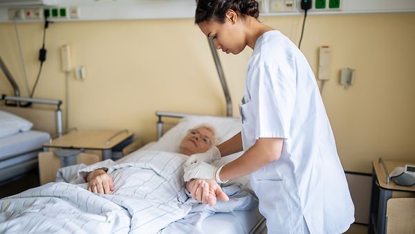 Krankenschwester am Krankenbett einer Patientin