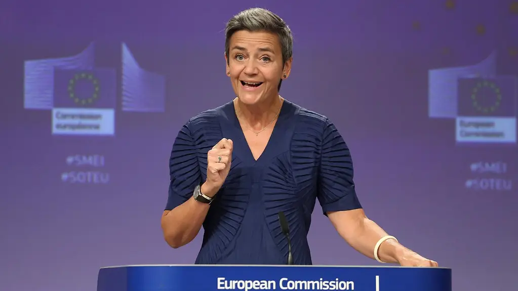 Margrethe Vestager am Rednerpult auf einer Pressekonferenz in Brüssel.