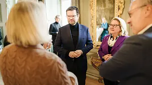 Marco Buschmann, Bundesminister der Justiz, Svenja Schulze, Bundesministerin für wirtschaftliche Zusammenarbeit und Entwicklung, im Gesrpäch während der Kabinettsklausur auf Schloss Meseberg.