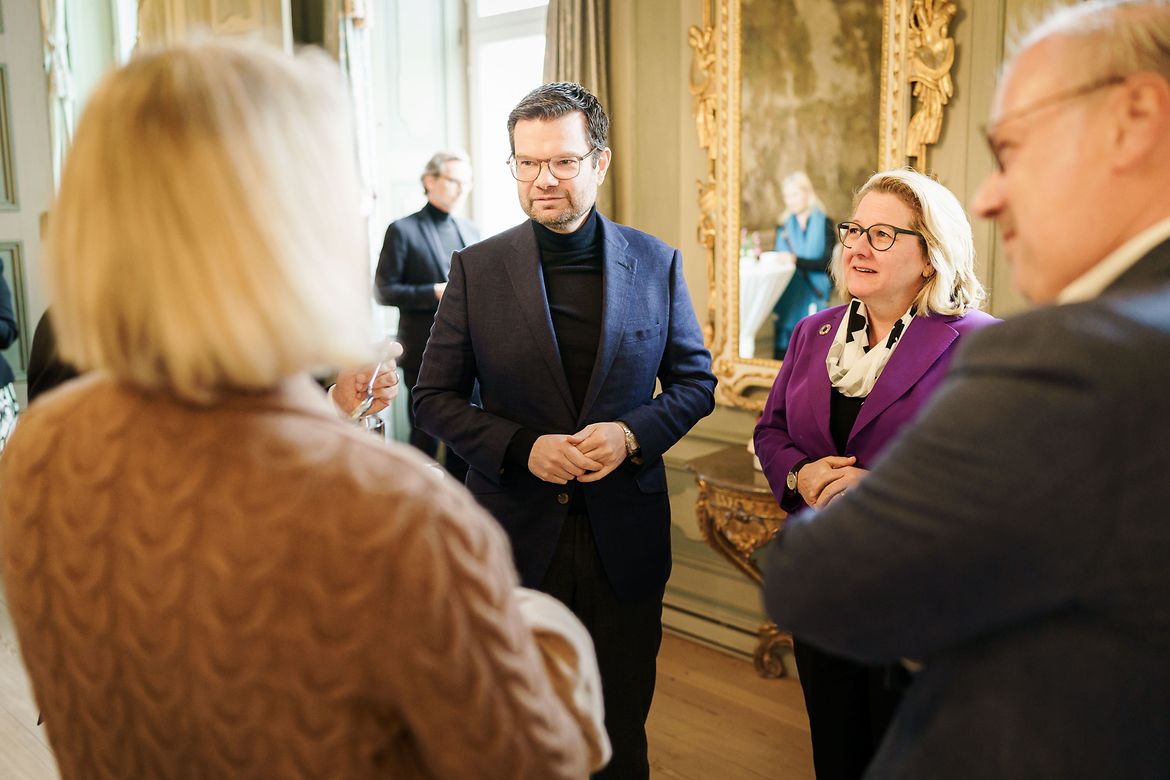 Marco Buschmann, Bundesminister der Justiz, Svenja Schulze, Bundesministerin für wirtschaftliche Zusammenarbeit und Entwicklung, im Gesrpäch während der Kabinettsklausur auf Schloss Meseberg.