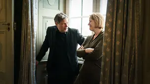 Robert Habeck, Bundesminister für Wirtschaft und Klimaschutz, im Gespräch mit Familienministerin Lisa Paus.