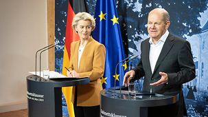 Bundeskanzler Olaf Scholz spricht bei einer Pressekonferenz mit Ursula von der Leyen, Präsidentin der Europäischen Kommission.