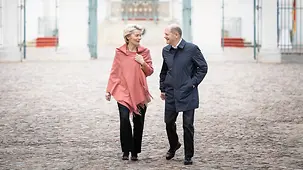 Bundeskanzler Olaf Scholz im Gespräch mit Ursula von der Leyen, Präsidentin der Europäischen Kommission, während der Kabinettsklausur auf Schloss Meseberg.
