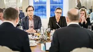 Psychologe und Marktforscher Stephan Grünewald und Jana Faus vom Umfrage- und Politikberatungsunternehmens Pollytixwährend der Kabinettsklausur auf Schloss Meseberg.