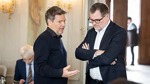 Robert Habeck, Bundesminister für Wirtschaft und Klimaschutz, im Gespräch mit Wolfgang Schmidt, Chef des Bundeskanzleramtes und Bundesminister für besondere Aufgaben, während der Kabinettsklausur auf Schloss Meseberg.