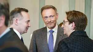 Volker Wissing, Bundesminister für Digitales und Verkehr, Christian Lindner, Bundesminister der Finanzen, und Klara Geywitz, Bundesministerin für Wohnen, Stadtentwicklung und Bauwesen, während der Kabinettsklausur auf Schloss Meseberg.