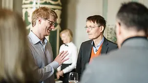 Karl Lauterbach, Bundesminister für Gesundheit, mit Informatiker Richard Socher während der Kabinettsklausur auf Schloss Meseberg.